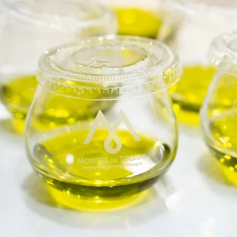 Copas de cata con aceite de oliva virgen extra para análisis sensorial