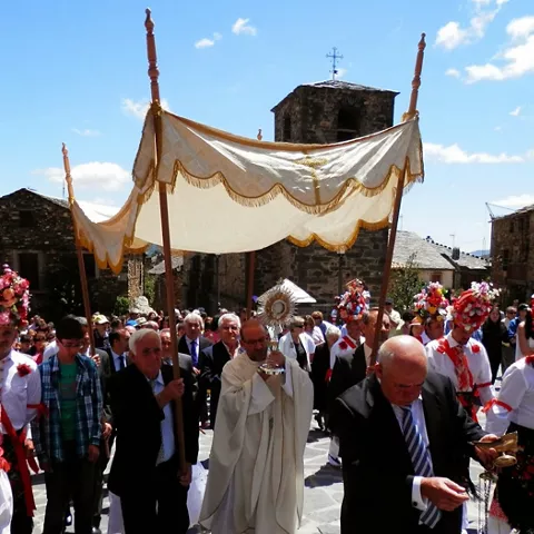 Procesión del Corpus con palio.