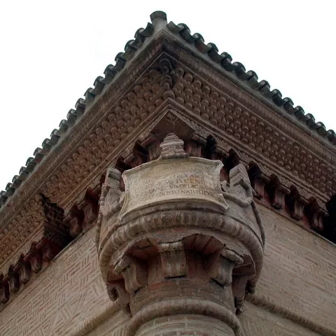 Detalle de esquina con columna ornamentada y alero de teja.