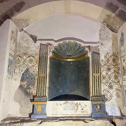 Hornacina decorada con pinturas murales restauradas.