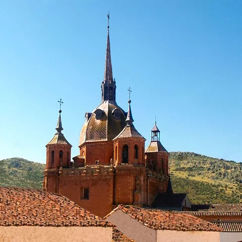 Iglesia de cúpula y torres sobre el caserío