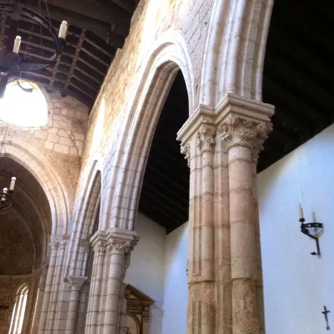 Arcos interiores con capiteles tallados.