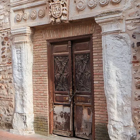 Detalle de portada barroca con escudo tallado en piedra