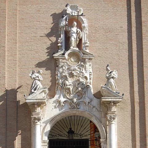 Detalle escultórico barroco sobre portada histórica.