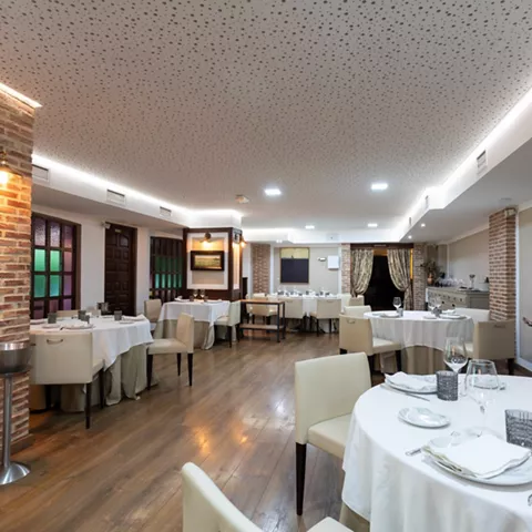 Comedor elegante con columnas de ladrillo visto