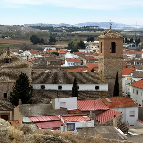 Panorámica del pueblo con campos agrícolas al fondo
