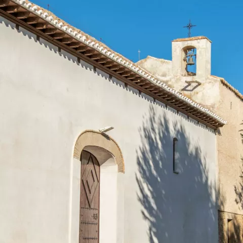 Lateral de iglesia con puerta alta y campanario