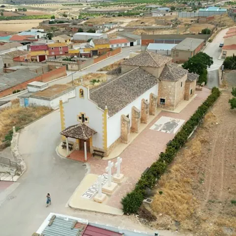 Ermita de piedra vista desde el aire.