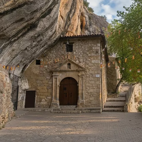 Fachada de ermita excavada en la roca