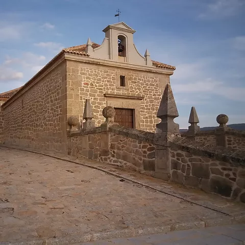 Ermita de piedra con escalinata y campanario