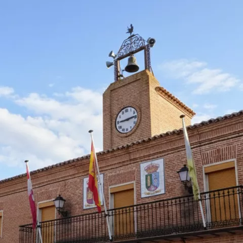 Iglesia de ladrillo con torre campanario
