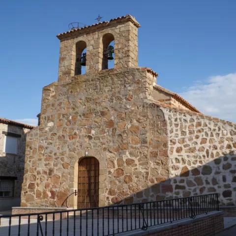 Iglesia de piedra con espadaña y campanas