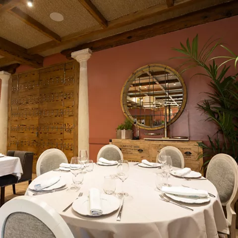 Comedor con mesa redonda y decoración rústica