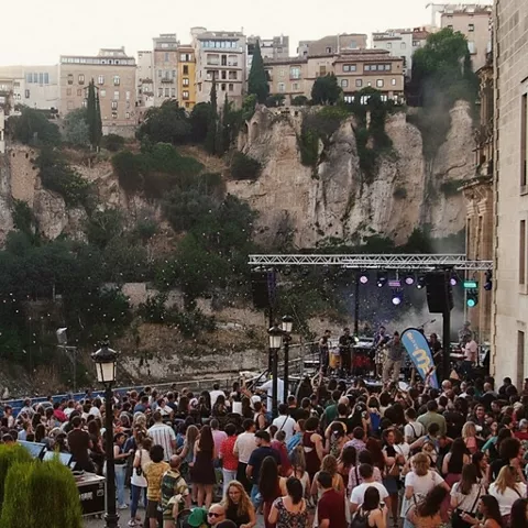 Concierto junto a acantilados iluminados