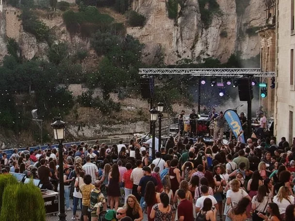 Concierto junto a acantilados iluminados