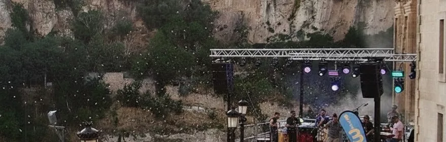 Concierto junto a acantilados iluminados