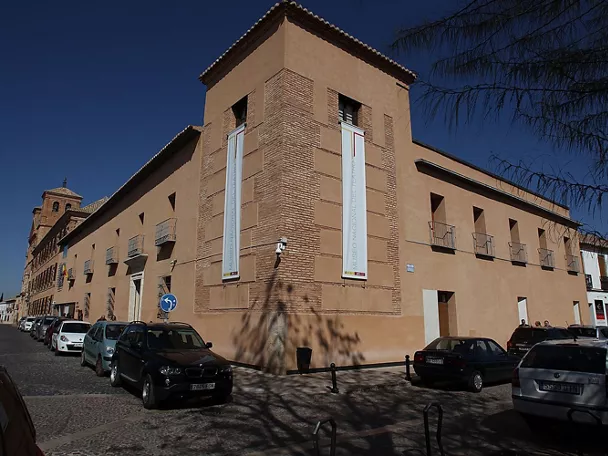 Edificio histórico iluminado de noche