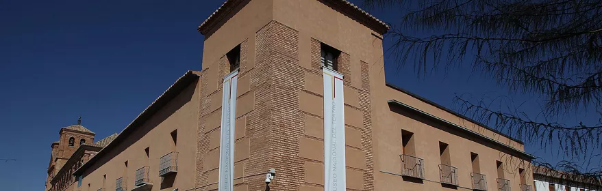 Edificio histórico iluminado de noche