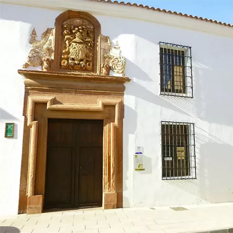 Fachada histórica con portada de piedra