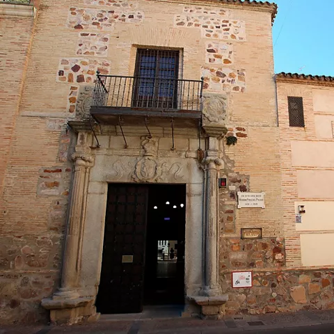 Fachada histórica de ladrillo y piedra con portada monumental