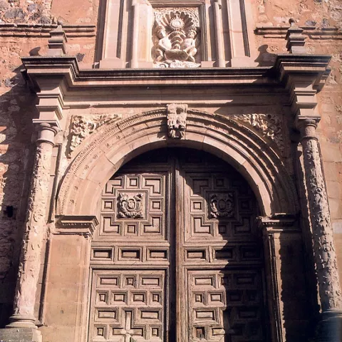 Fachada de iglesia de piedra con portada monumental
