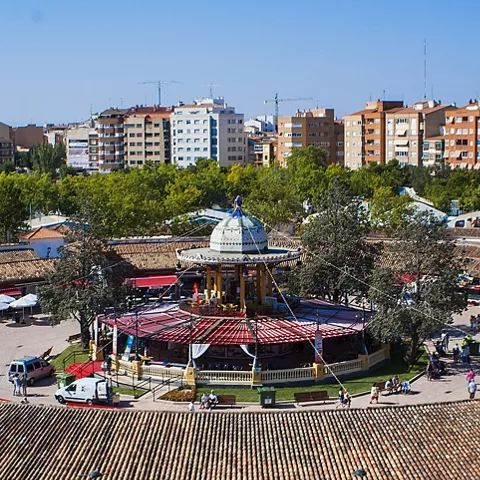 Vista aérea de recinto circular con templete central y zonas arboladas.