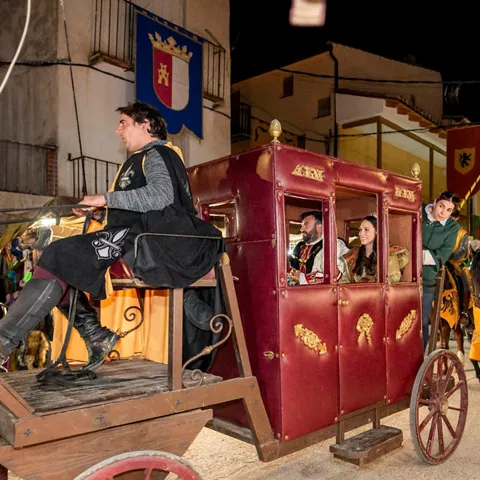 Desfile histórico con carruaje tradicional.