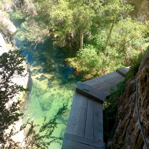 Plataforma suspendida junto al río