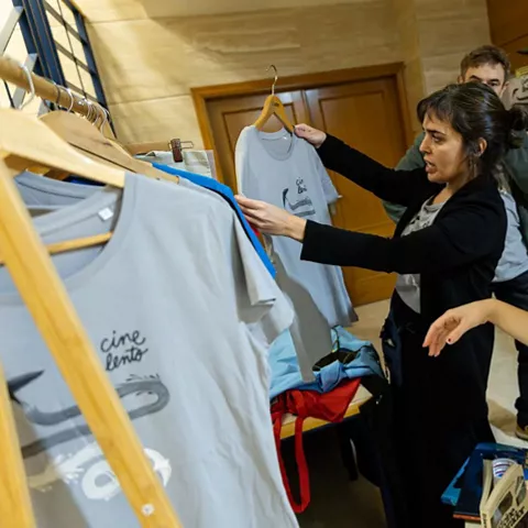 Puesto de merchandising del festival Cine Lento.