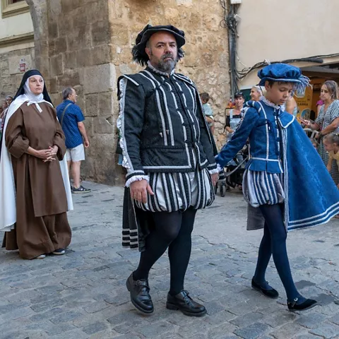 Personajes históricos en recreación medieval.