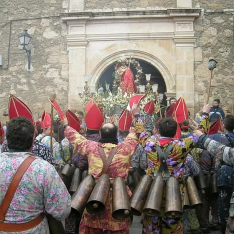 Endiablados ante la iglesia durante la fiesta
