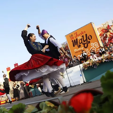 Pareja bailando sobre escenario al aire libre