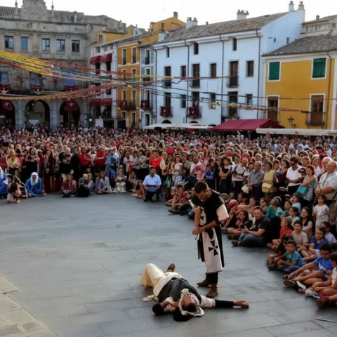 Representación medieval ante público numeroso