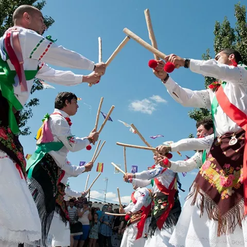 Danza con palos al aire libre.