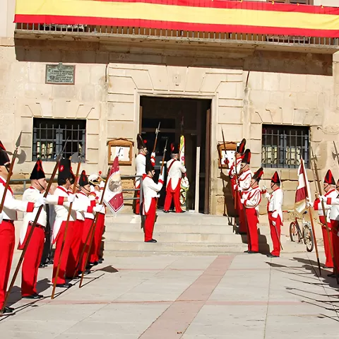 Guardia ceremonial en plaza durante fiestas.