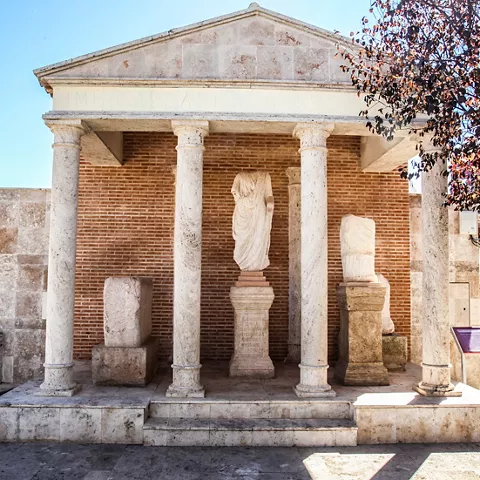 Templo romano con columnas y esculturas.