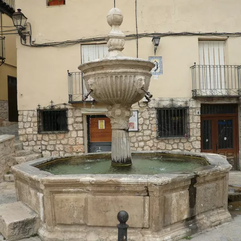 Fuente de piedra en plaza urbana histórica