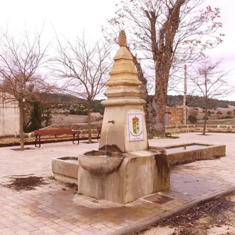 Fuente tradicional en la plaza del pueblo