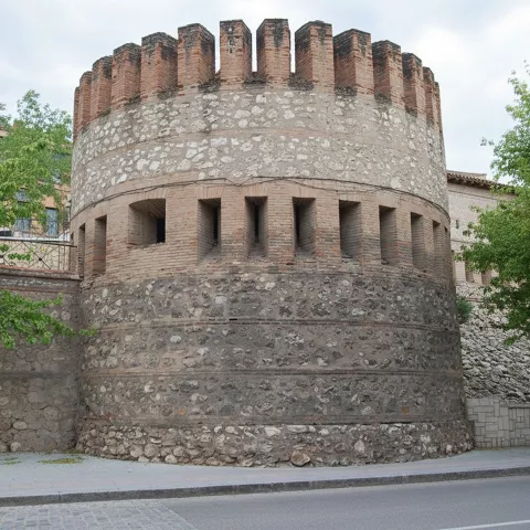 Torre redonda de mampostería con aspilleras.