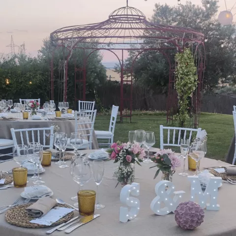 Mesa vestida para evento al atardecer