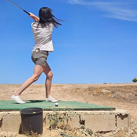 Jugadora practicando golpe en zona de salida