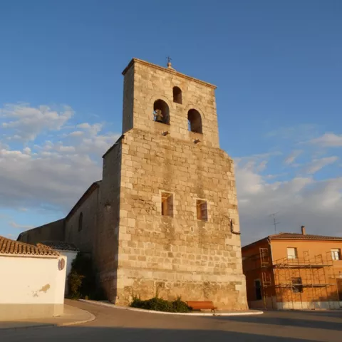 Torre de iglesia de piedra en una plaza