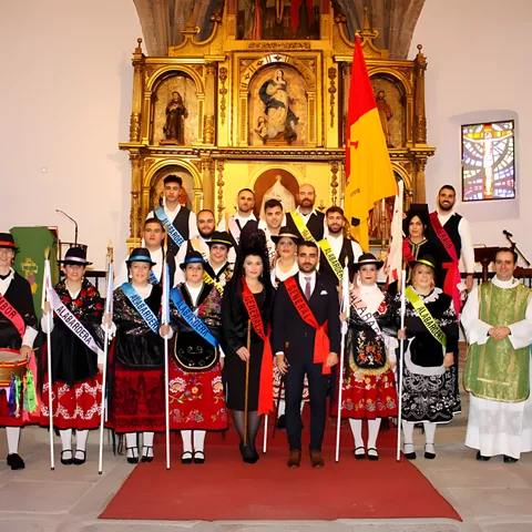 Grupo con trajes tradicionales posando en una iglesia
