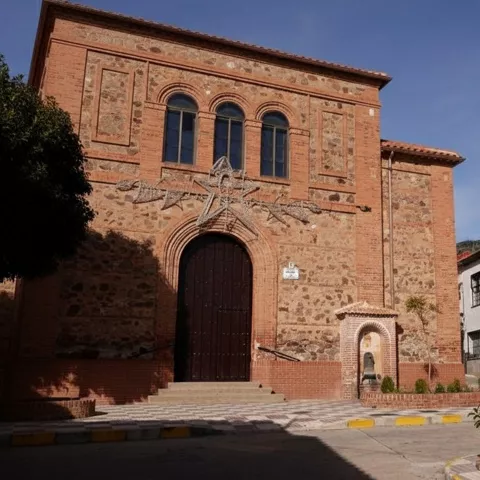 Iglesia parroquial de Hinojosas de Calatrava (Ciudad Real), templo de fachada de piedra y ladrillo.