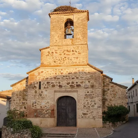 Iglesia de mampostería con campanario bajo cielo despejado