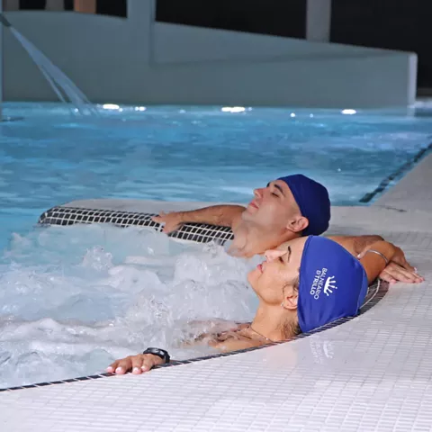 Pareja relajándose en jacuzzi.