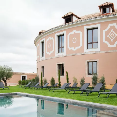 Piscina junto a edificio histórico restaurado.