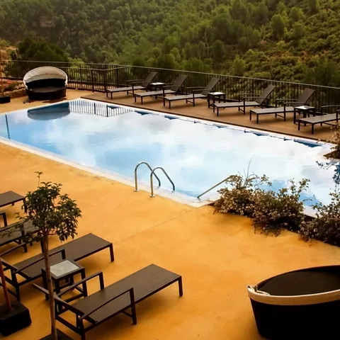 Piscina exterior rodeada de naturaleza