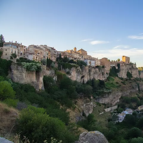 Casas colgadas sobre desfiladero profundo