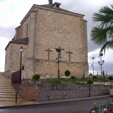 Fachada lateral de iglesia de piedra con escalinata